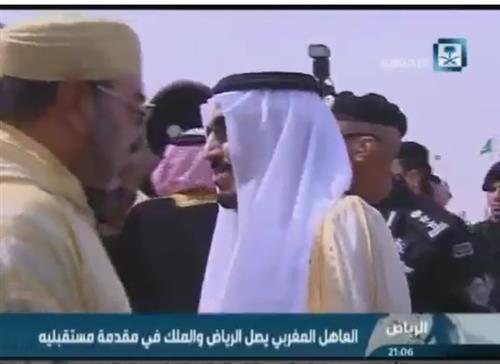 بالفيديو  .. رئيس المراسم الملكية السعودية يضرب مصوراً صحفياً 