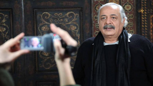 أيمن زيدان ينشر صورة له مع والدته قبل 58 عاما 
