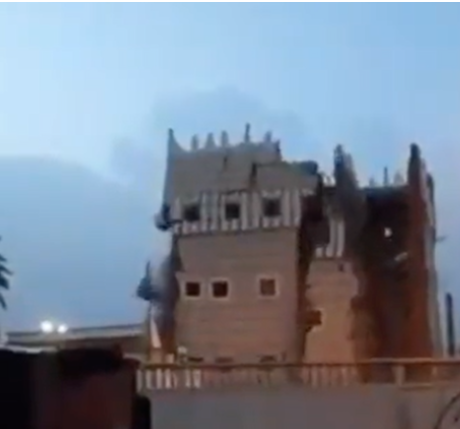 شاهد .. انهيار منزل طيني في السعودية بسبب تجمعات مياه الأمطار