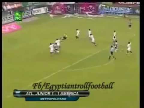 بالفيديو.. أغرب ركلة جزاء وخطأ تحكيمي في تاريخ كرة القدم