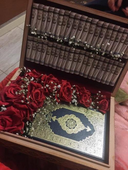 أردني يشعل مواقع التواصل الاجتماعي بتقديمه مهر بطريقة غريبة لعروسه  .. صورة 