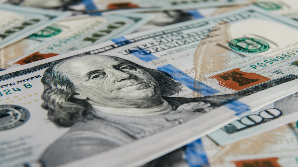 الدولار قرب ذروة أسبوعين مع ارتفاع عوائد السندات وصعود النفط