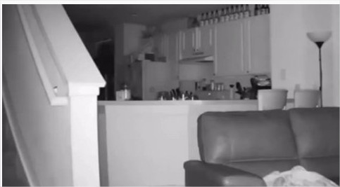 بالفيديو: اعتاد سماع الضجيج ليلاً فاكتشف طفلاً غريباً في منزله