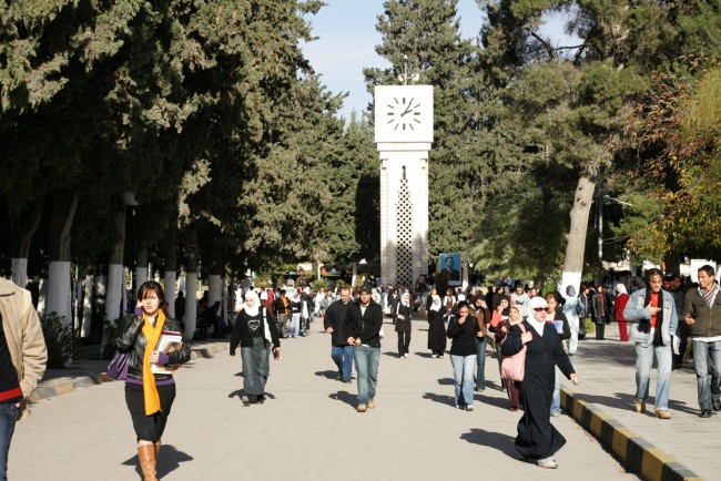 موظفة في "الاردنية" تتعامل بفوقية مع الاهالي والطلبة ومطالب بتاخير مواعيد المحاضرات لابناء المحافظات 