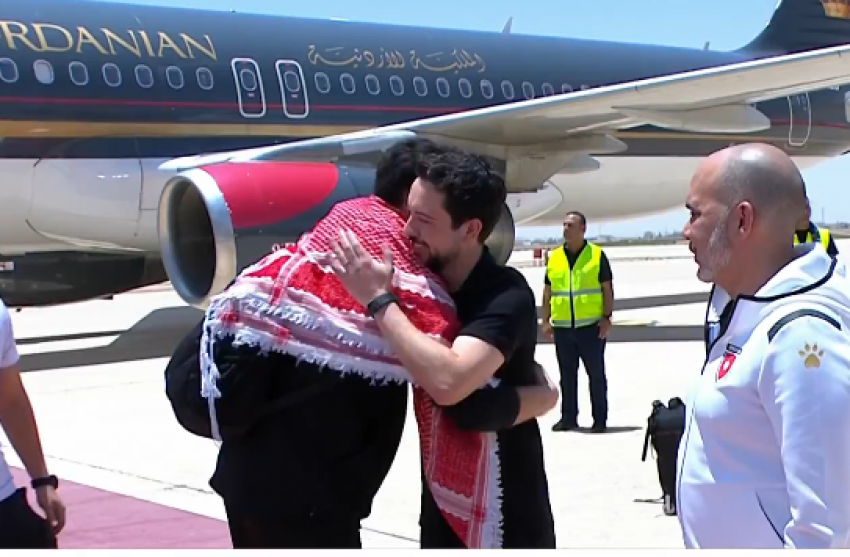 شاهد لحظة وصول ولي العهد والنشامى أرض الوطن  ..  فيديو 