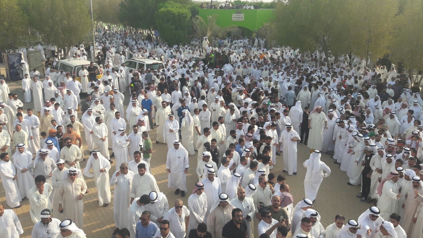 طفل حمل لافته مؤثرة في جنازة عبد الرضا  ..  صورة 