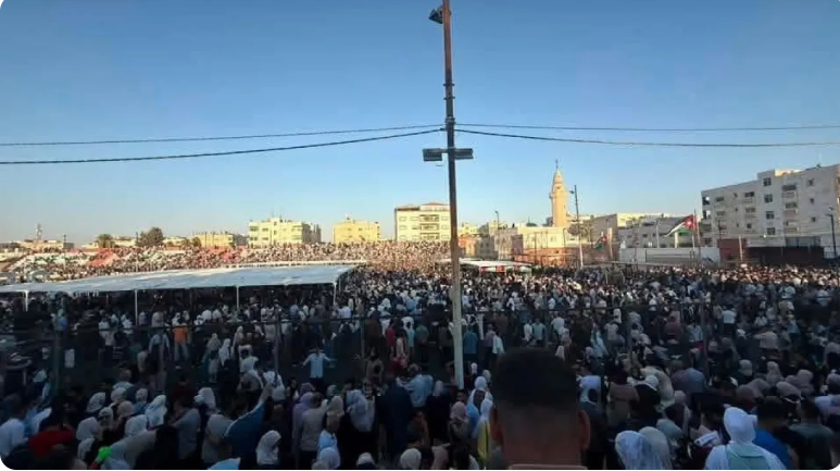 تخريج كلية عجلون : اعتداءات لفظية وجسدية وتناثر الشهادات .. فيديو 