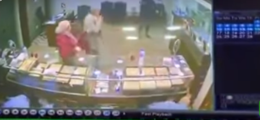  فيديو مرعب لسطو مسلح على محل مجوهرات في مصر