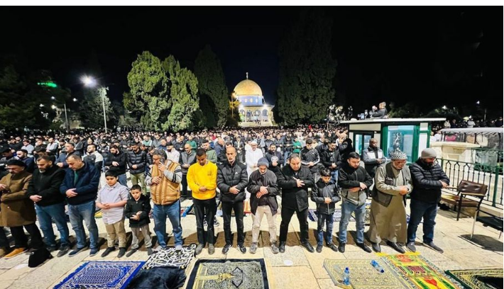 "أوقاف القدس": 40 ألفا صلوا العشاء والتراويح في ثالث أيام رمضان بالأقصى