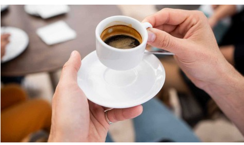 القهوة السوداء مقابل الإسبريسو: أيهما أفضل من حيث الكافيين ومضادات الأكسدة؟