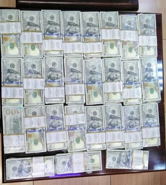 إحباط محاولة احتيال ب 250 ألف دولار مزيفة ..  والقبض على المتورطين