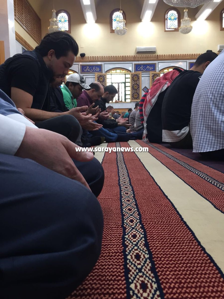 بالصور ..  الامير الحسين يشارك المصلين صلاة الجمعة في مسجد الشريفة فاطمة 