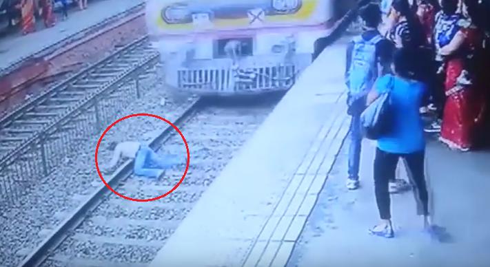 بالفيديو  ..  شاب يُلقي نفسه تحت عجلات قطار  ..  فيشطره إلى نصفين! +18