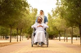 كيف أوفق بين مصالحي وبين رعايتي لرجل عاجز؟