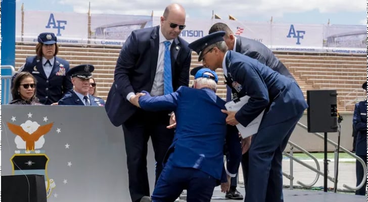 مجددا ..  بايدن يتعثر ويسقط أرضا خلال حفل تخرج عسكري