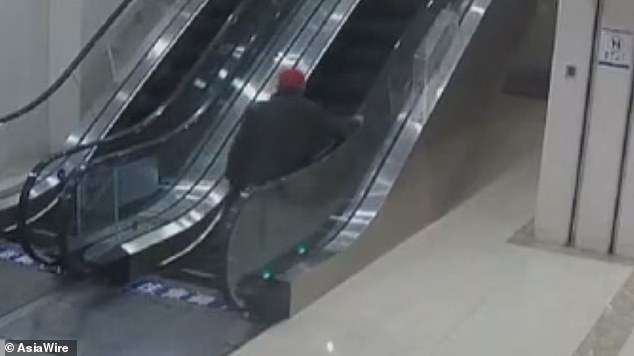 بالصور  ..  مسن ينقلب أثناء صعوده سلما كهربائيا في مستشفى  ..  وهذا مصيره 