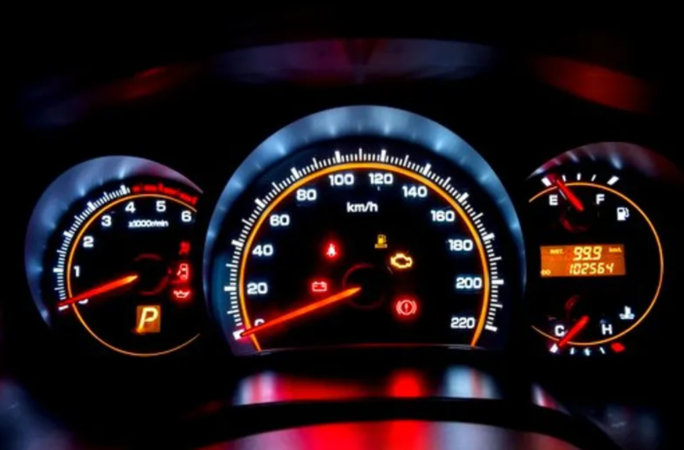  ماذا يقيس عداد السرعة في السيارة وأنواع العدادات