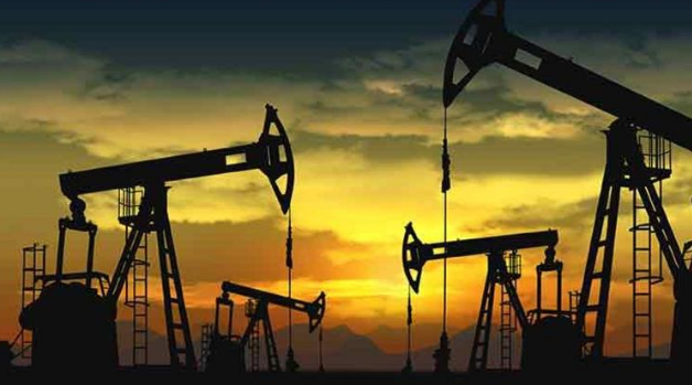 النفط يستقر مع هبوط مخزون الخام الأميركي