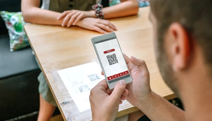 احذر فخ "الباركود" في المطاعم.. نقرة واحدة لفحص القائمة قد تُفرغ حسابك البنكي #سرايا 