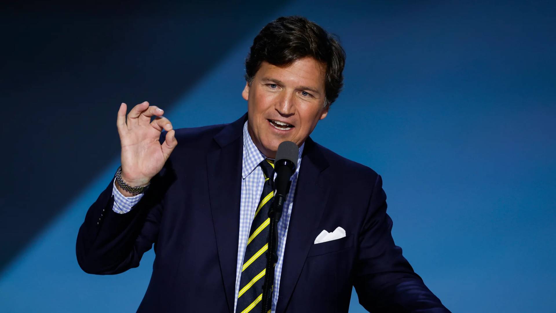 "لا ينبغي لأي رئيس أن يسخر من الإسلام": تاكر كارلسون يوجه انتقادًا لاذعًا لتصريحات ترمب