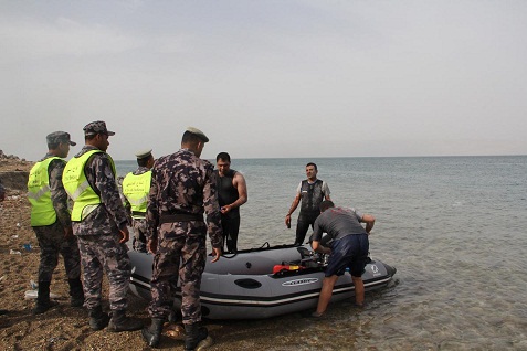 غطاسو دفاع مدني البلقاء ينقذون شخصين تعرضا للتعب الشديد اثناء السباحة في البحر الميت