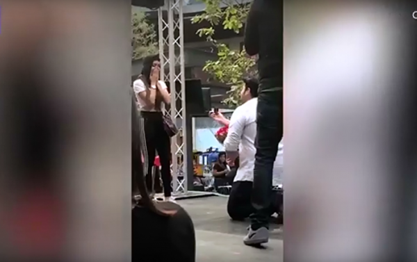 بالفيديو: موقف محرج لرجل يتقدم لفتاة أمام المئات في يوم الحب وهي ترفض