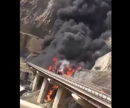 مشاهد مؤلمة من حادث حافلة المعتمرين بالسعودية (فيديو)