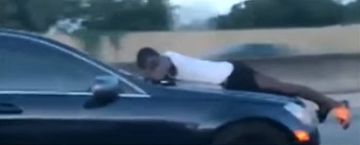 بالفيديو ..  رجل يحاول منع طليقته من قيادة السيارة ويتعلق بزجاجها!