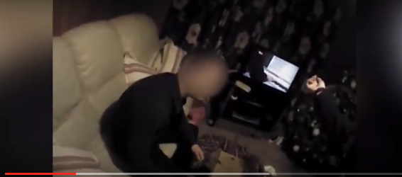 بالفيديو: لحظة تعرض شرطي للخنق من مشتبه به