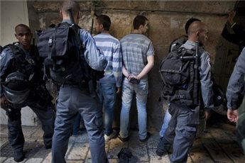 الفدس : اعتقال 5 مقدسيين بعد مداهمة منازلهم " اسماء "