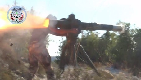 بالفيديو: مسلحون يستهدفون مروحية رابضة على الأرض في شمال اللاذقية