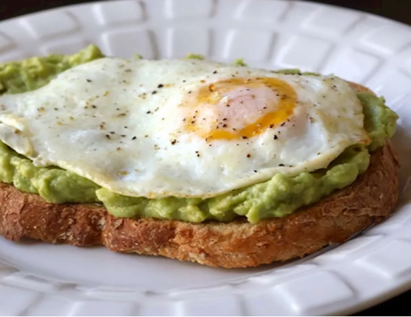 5 أطعمة على الإفطار  ..  وقود يومي لتعزيز الذاكرة والتركيز