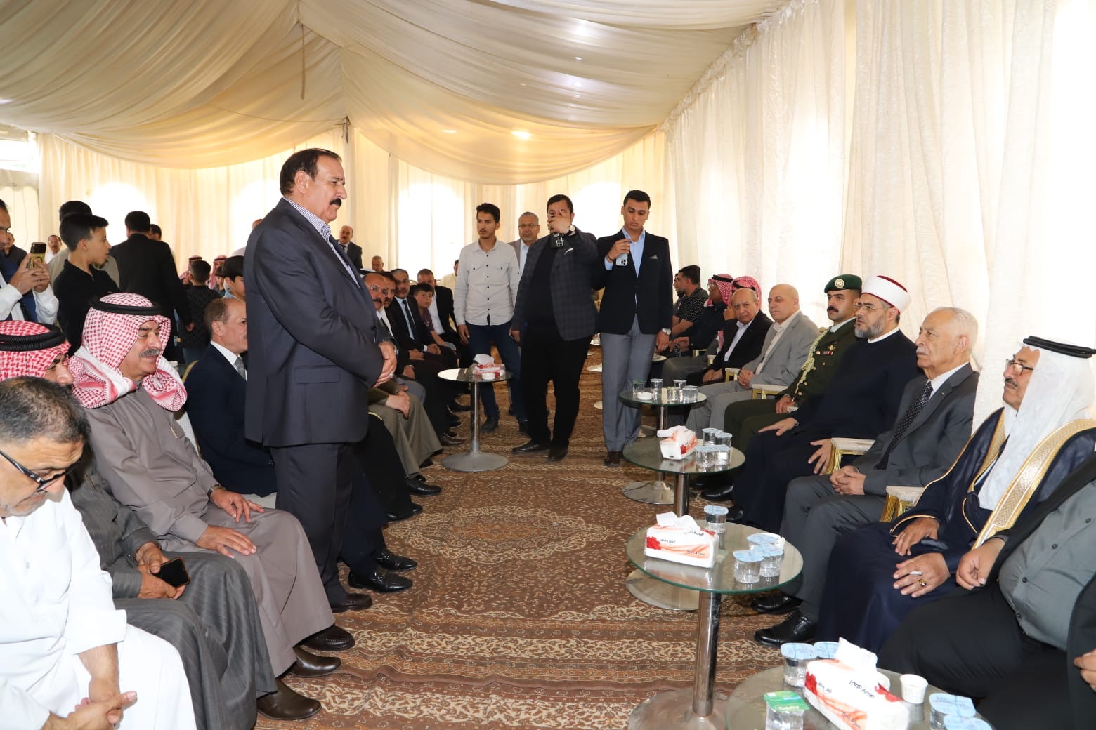مندوباً عن الملك .. العيسوي يقدم واجب العزاء لعشيرة الخزاعلة