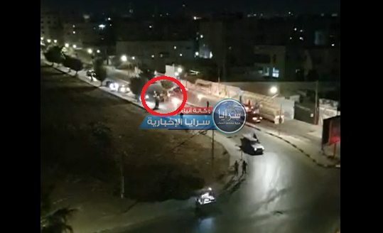 بالفيديو  ..  شاب ثلاثيني يشعل النار في جسده وسط مدينة اربد