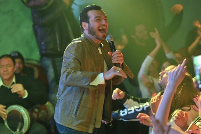 بعد أيام من وفاة والده ..  إيهاب توفيق يغني في ملهى ليلي (صور)