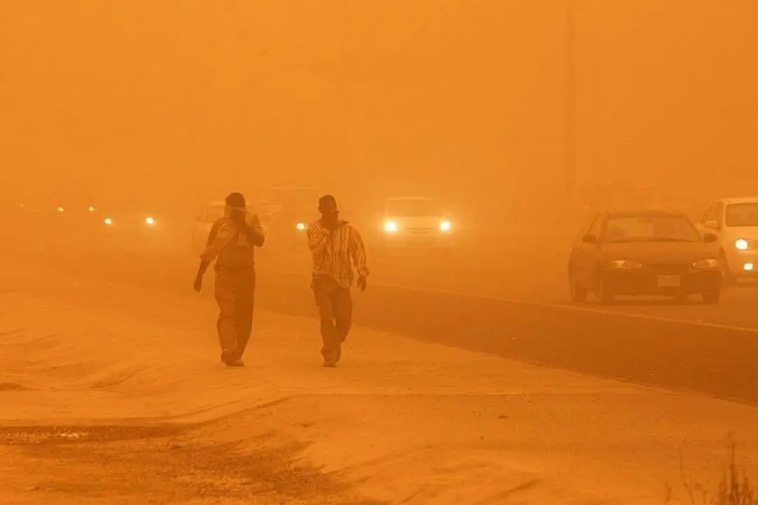 أجواء مغبرة وحارة نسبيا في اغلب المناطق وتوقع سقوط زخات من المطر السبت