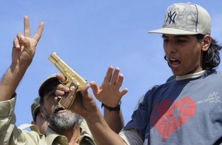 رحلة البحث عن حامل مسدس معمر القذافي عقب مقتله