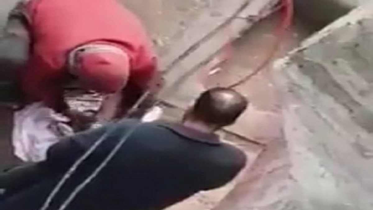 بالفيديو  ..  مصري ينتقم من زوجته بأذية رضيعته في الشارع ..  والشرطة تلاحقه 