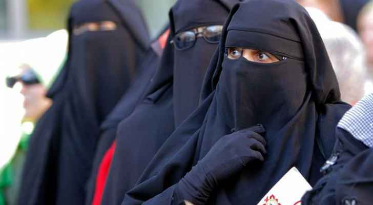 الجزائر تحظر ارتداء النقاب في أماكن العمل