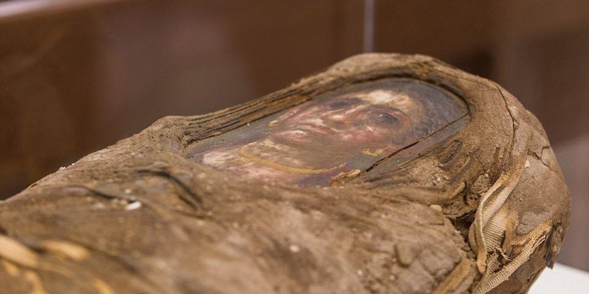 تعرف على قصة وأسرار مومياء طفلة مصرية فريدة من نوعها ..  دُفِنَت قبل 1900 سنة مع رسمٍ لوجهها