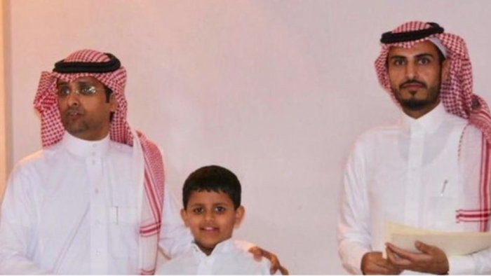 طالب سعودي يفاجئ معلمه بهديه غير متوقعه 