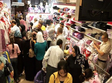إقبال متزايد على شراء الملابس استعدادا للعيد