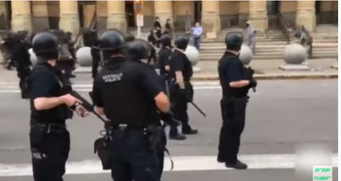 بالفيديو : ضابط في نيويورك يدفع رجلاً سبعينياً أرضاً