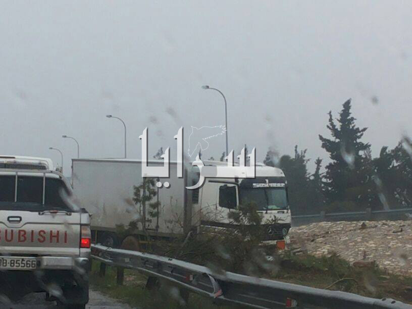 بالصور  ..  حادث سير على طريق المطار يودي بحياة السائق