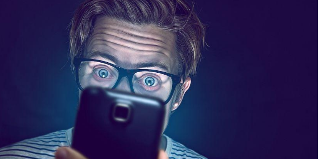 مختص يحذر : هذه العادة تصيب العين بالجفاف الشديد