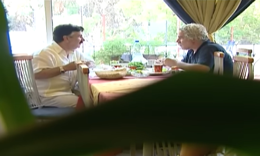 ابو حاتم عم يستشير ابو غالب  نزار ابو حجر يواجه شخص متأثر جدا بمسلسل باب الحارة 