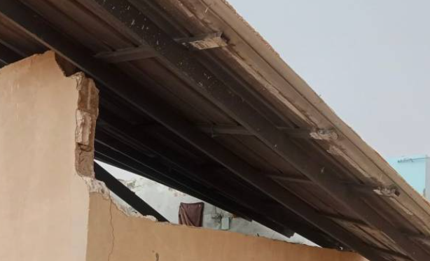  إصابة 3 أشخاص إثر سقوط سقف منزل "زينكو" جراء الرياح القوية في الرويشد