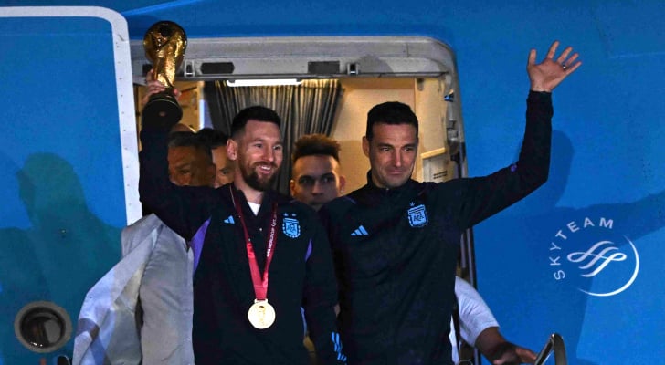 وصول منتخب الارجنتين برفقة كأس العالم إلى بوينس أيريس