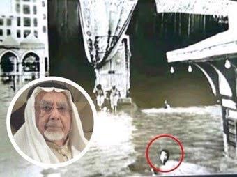 بالصور ..  قصة المعتمر الذي طاف حول الكعبة "سباحة" اثناء غرق مكة المكرمة بالامطار قبل (77) عاماً