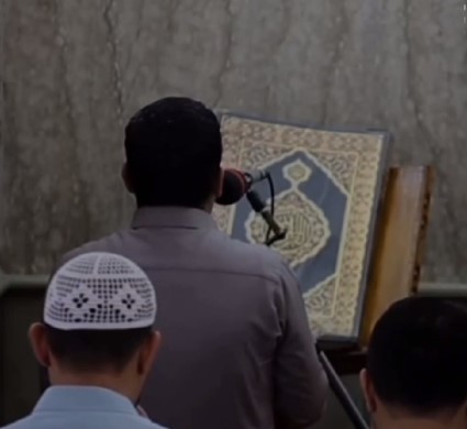 بالفيديو  ..  إمام مسجد في الموصل يسقط مغشياً عليه أثناء الدعاء لأهل غزة في ليلة القدر 